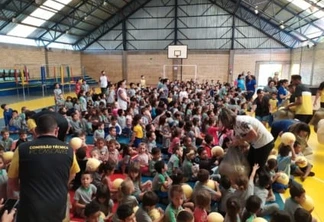 FC Cascavel distribui 22 mil bolas em escolas públicas
