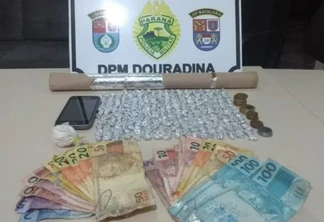 Foram apreendidas 18 gramas de cocaína, 348 pedras de crack (131 gramas), um celular e rolos de papel alumínio - Foto: Divulgação