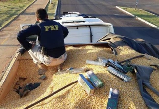 O cigarro contrabandeado estava escondido sob a carga de milho - Foto: Polícia Rodoviária Federal
