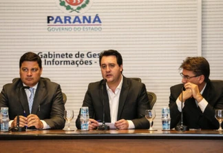 Entre o secretário Sandro Alex e o prefeito Leonaldo Paranhos, o governador Ratinho Junior anuncia as obras- Foto: Geraldo Bubniak/AEN