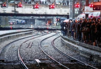 Passageiros andam em uma plataforma na estação de trem Gare Saint-Lazare, em Paris, em mais um dia de greve REUTERS/Christian Hartmann
