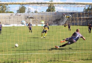 Paulo Sérgio marca três vezes e FC Cascavel vence Cascavel CR no Olímpico