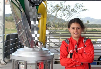 Giovana Krupp Marinoski surpreendeu a todos e mostrou talento logo em seus primeiros contatos com um kart

Crédito: Mario Ferreira
