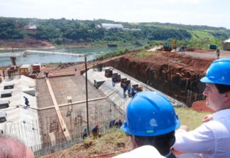 O ministro Tarcísio e o governador Ratinho Junior visitaram as obras da Ponte da Integração, a segunda ponte em Foz que ligará o Brasil ao Paraguai, também custeada pela Itaipu Foto: Rodrigo Félix Leal/AEN