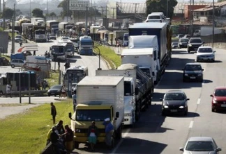 Caminhoneiros protestam em São Paulo contra aumento do ICMS