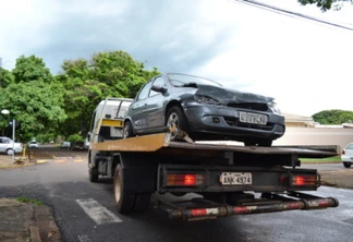 Corsa conduzido por homem em visível estado de embriagues foi apreendido pela PM- Foto: Alex Miranda