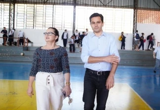 Deputado Marcio Pacheco com a diretora auxiliar do Colégio Wilson Joffre, Clair Fátima da Silva Santos, durante visita à escola - Foto: João Guilherme