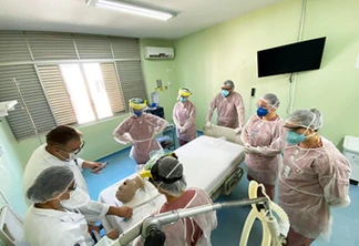 Treinamento das equipes do HMCC para atender pacientes com a covid-19. Participaram 200 profissionais, entre médicos, enfermeiros e técnicos de enfermagem. Foto: Débora Black/HMCC.