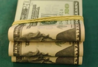 Dólar fica abaixo de R$ 5 pela 1ª vez em um ano, mas fecha em alta