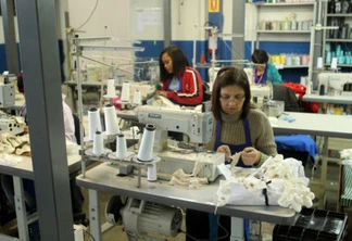 Vários setores da indústria do Paraná tiveram queda na demanda e alguns, como o do vestuário, passaram a fabricar itens usados no combate à pandemia- Foto: Gelson Bampi/Sistema Fiep

