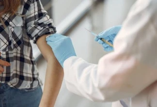 Vacina contra coronavírus testada em humanos gera “resposta imunológica” e é segura, diz empresa