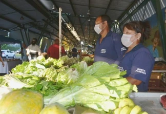 Produtores usaram máscaras e mantiveram as barracas distantes umas das outras no primeiro dia de feira durante quarentena