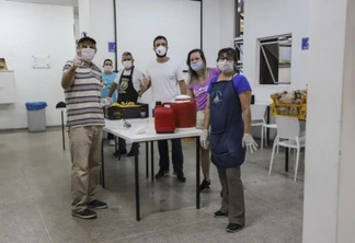 Moradores de rua de Curitiba recebem lanches do programa Mesa Solidária