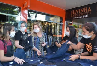 Parte da população e do comércio se mostra consciente com a importância do uso das máscaras - Foto: Alex Miranda