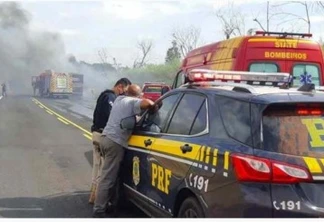 Vídeo mostra explosão de caminhões em batida na BR-376 em Paranavaí; duas pessoas morreram