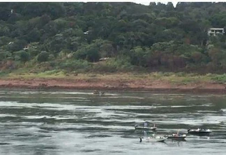 Marinha e Corpo de Bombeiros buscam por paraguaios desaparecidos no Rio Paraná