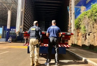 Comboio de caminhões preparados para contrabando é apreendido na Ponte Internacional da Amizade