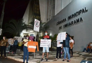 Enquanto a votação acontecida, servidores batiam lata e empunhavam cartazes na porta da Câmara - Foto: Alex Miranda