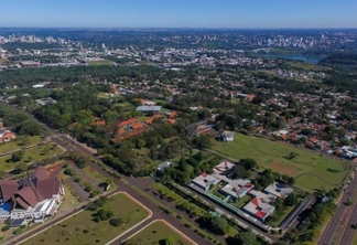 Ministério Público denuncia criminalmente ex-prefeito Reni Pereira e outros acusados de direcionar e fraudar licitação em Foz do Iguaçu