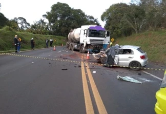 Irmãos morrem em batida frontal entre carro e bitrem na BR 277