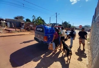 Agentes do Depen entregam doações para famílias que tiveram casas queimadas no Interlagos