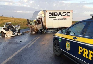 Um motorista morre e outro fica em estado grave após colisão frontal entre Fiorino e caminhão