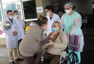 Idosa de 94 anos recuperada da Covid-19 recebe alta em Foz do Iguaçu