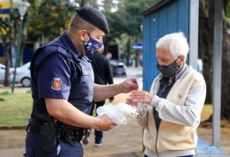 Guarda Municipal de Maringá distribui máscaras e reforça combate a covid-19