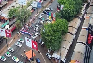 Taxistas paraguaios realizam protesto no centro de Ciudad del Este nesta sexta