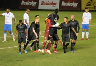 Vitória com gol de goleiro e briga na zona de classificação. Foto: Celso da Luz/Criciuma E.C.