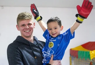 Goleiro Raul do FC Cascavel faz surpresa para torcedor de 5 anos durante festa de aniversário