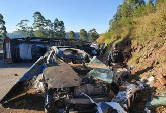 Caminhão tomba na BR-376 no Paraná e destrói oito carros de luxo 0KM