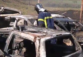 Incêndio em depósito de ferro velho destrói 20 veículos em Cascavel