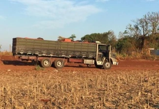 Contrabandistas abandonam caminhão carregado com cigarros e fogem no interior de Guaíra