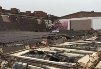 Temporal: teto de igreja desaba em Umuarama e idosa fica presa nos escombros