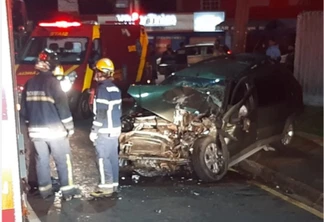 Carro bate forte contra traseira de biarticulado em Curitiba e motorista de 23 anos morre no local