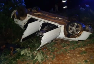 Dos acidentes mais graves, um ocorreu na região de Ubiratã no domingo à noite, onde um condutor perdeu o controle do veículo, saiu da pista e capotou - 