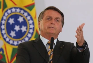 Bolsonaro é internado com dores abdominais e cancela reunião entre Poderes