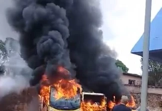 Incêndio atinge ônibus escolares em Campo Bonito