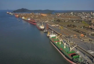 Governador assina concessão da área para movimentação de veículos no porto