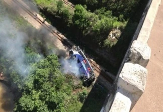 Ônibus cai de viaduto em Minas Gerais e ao menos 11 morrem