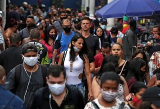 People walk at a popular shopping street amid the coronavirus disease (COVID-19) outbreak in Sao Paulo, Brazil December 17, 2020. REUTERS/Amanda Perobelli