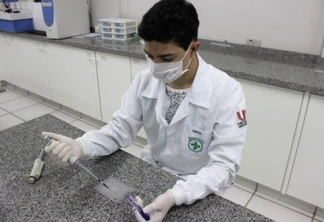 Marcos Elias Almeida em atividade prática no laboratório de Análises Clínicas da Unipar