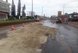 Cascavel: Agentes de trânsito trabalham na limpeza de óleo na avenida Carlos Gomes