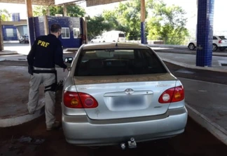 Veículo roubado é recuperado na fronteira com o Paraguai; motorista fugiu