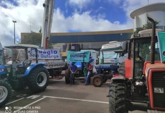 Agora: Manifestação bloqueia rua e pede o fim da outorga nos pedágios paranaenses