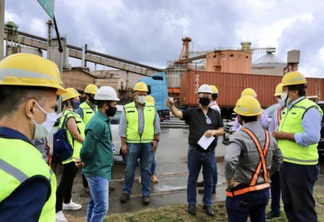 O Grupo de Trabalho do Plano Estadual Ferroviário (GT Ferrovias) realizou, nesta terça-feira (9), a primeira visita técnica ao Porto de Paranaguá. In loco, a comitiva conheceu os projetos que a Portos do Paraná desenvolve para aumentar a participação dessa matriz modal no transporte de carga. A pauta do encontro foi a importância da integração. Imagens: Claudio Neves/Portos do Paraná