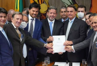 Correios: Bolsonaro vai à Câmara e entrega projeto de privatização da estatal