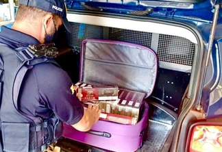 Passageira em carro de aplicativo é presa transportando cigarros da Indonésia