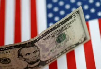 Bolsa fecha no menor nível desde 8 de setembro; dólar sobe